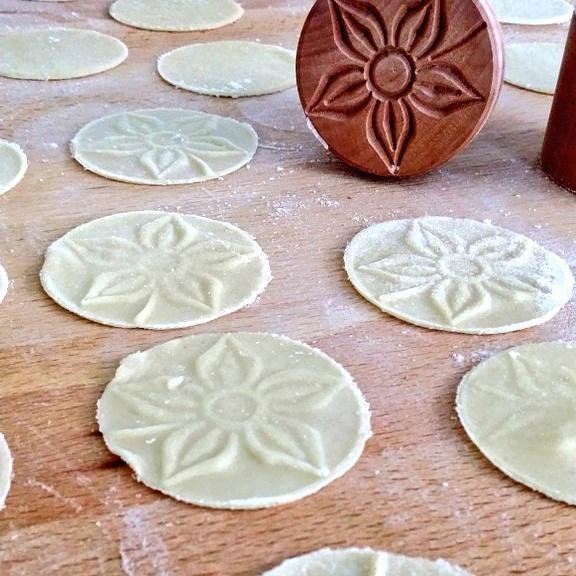 corzetti stamp – штампованная паста-3