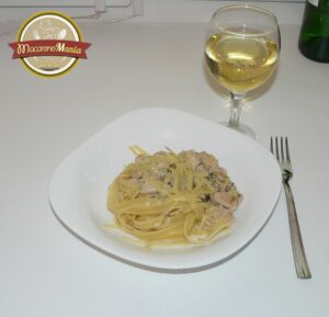 Макароны с курицей и грибами, вином и травами. Готовое блюдо