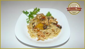 Лапша удон с курицей, грибами и устричным соусом. Готовое блюдо