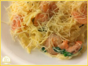 Сливочная паста с креветками и шпинатом. Готовое блюдо